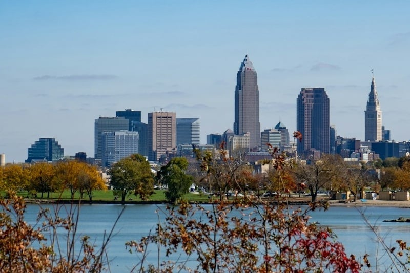 lake-erie-in-autumn-with-the-cleveland-skyline-in-the-background