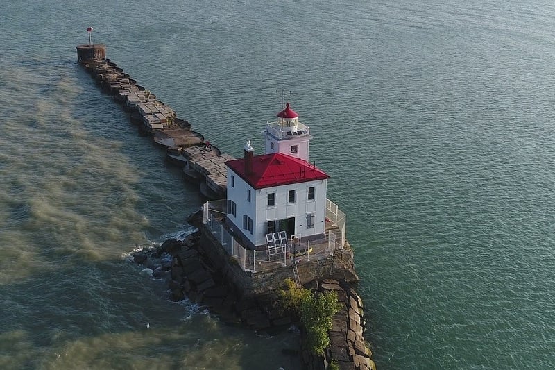 lighthouse-at-lake-erie-in-ohio-united-states