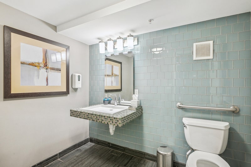 chicago-student-residence-bathroom