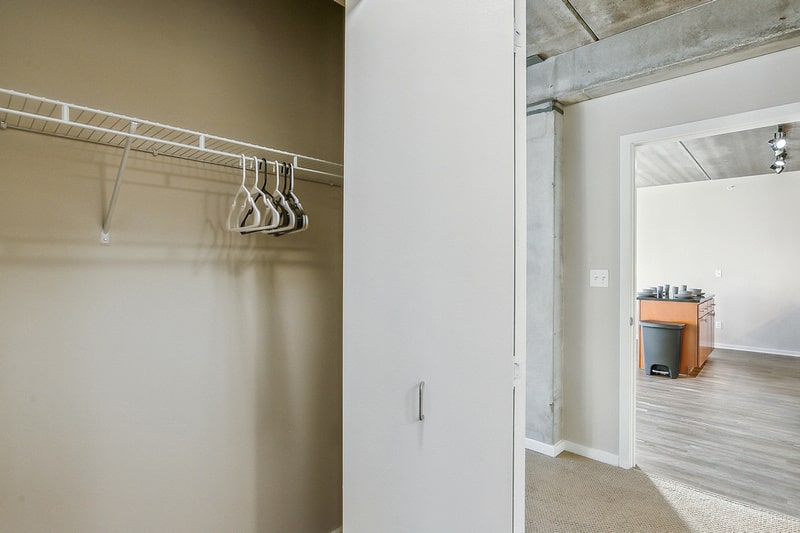 chicago-student-residence-closet