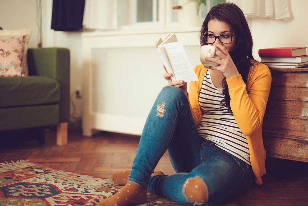 homestay_girl_reading_with_coffee