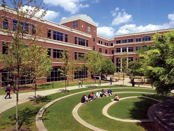 Students sitting outside on the campus of Middle Tennessee State University in the USA  near ELS Language Centers.