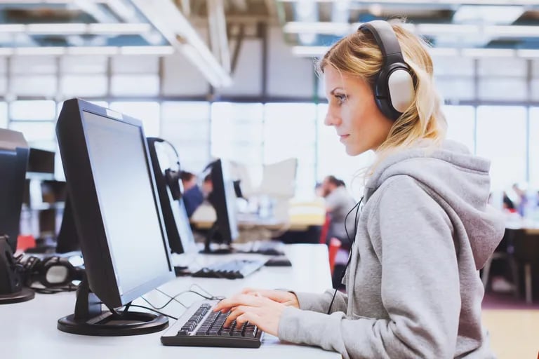 female_student_taking_online_language_test