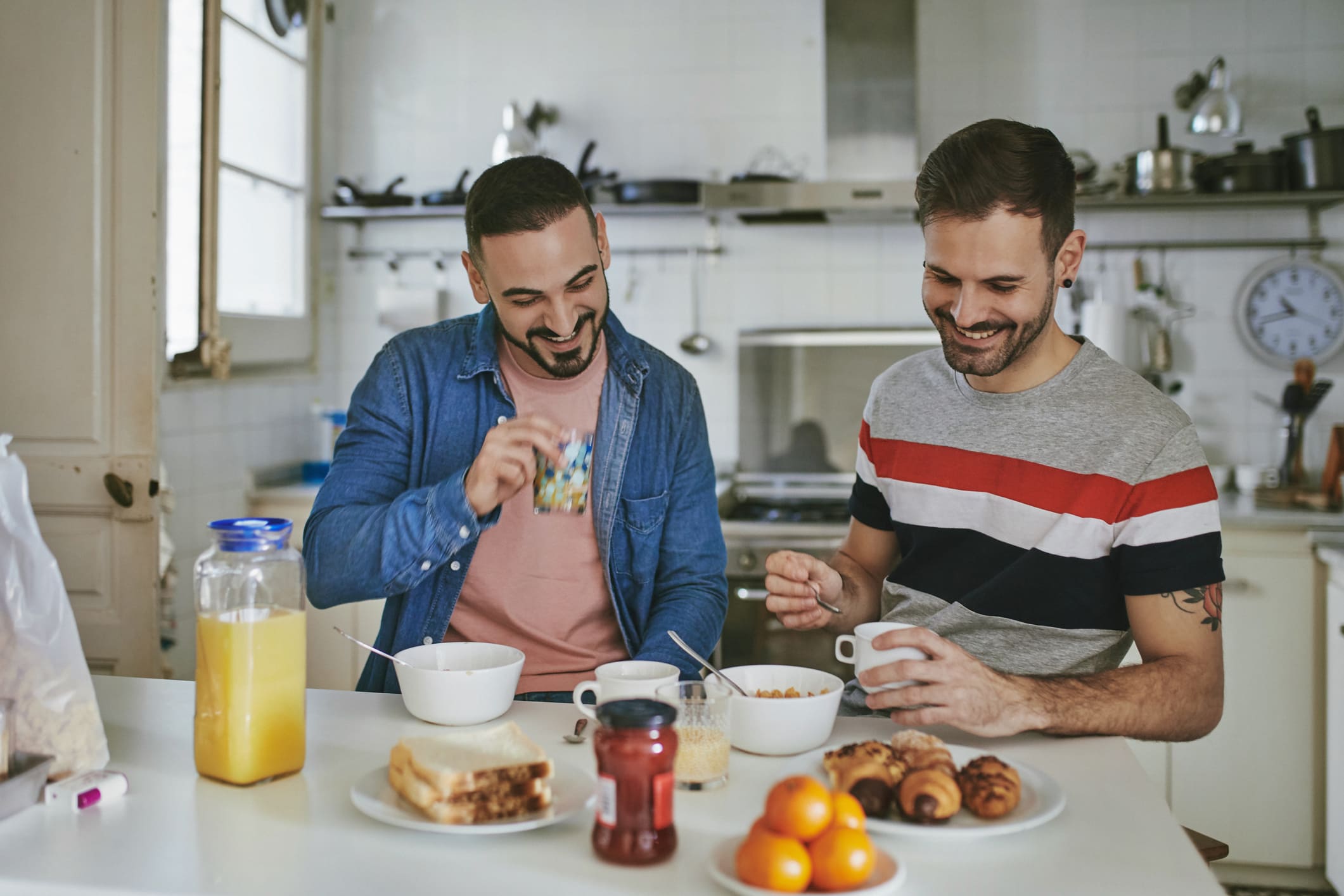 Homestay_Guys_Eating_Breakfast