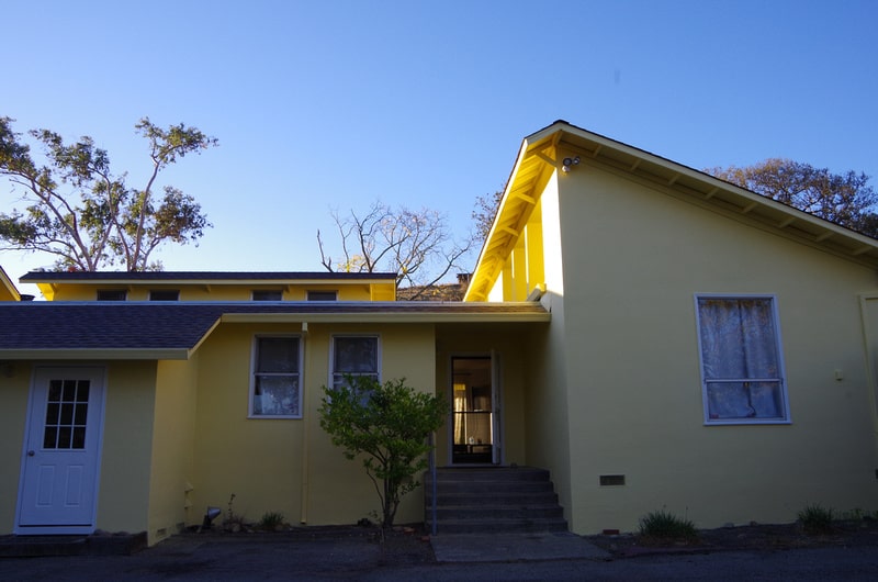 An exterior view of the San Rafael Student Home, an accommodation option for students studying at ELS San Francisco, North Bay in California, USA.