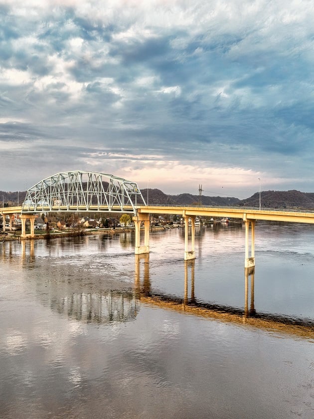 A scenic view of the Mississippi River that flows between the Twin Cities, Minneapolis and St. Paul, in Minnesota, USA near ELS Language Centers. 