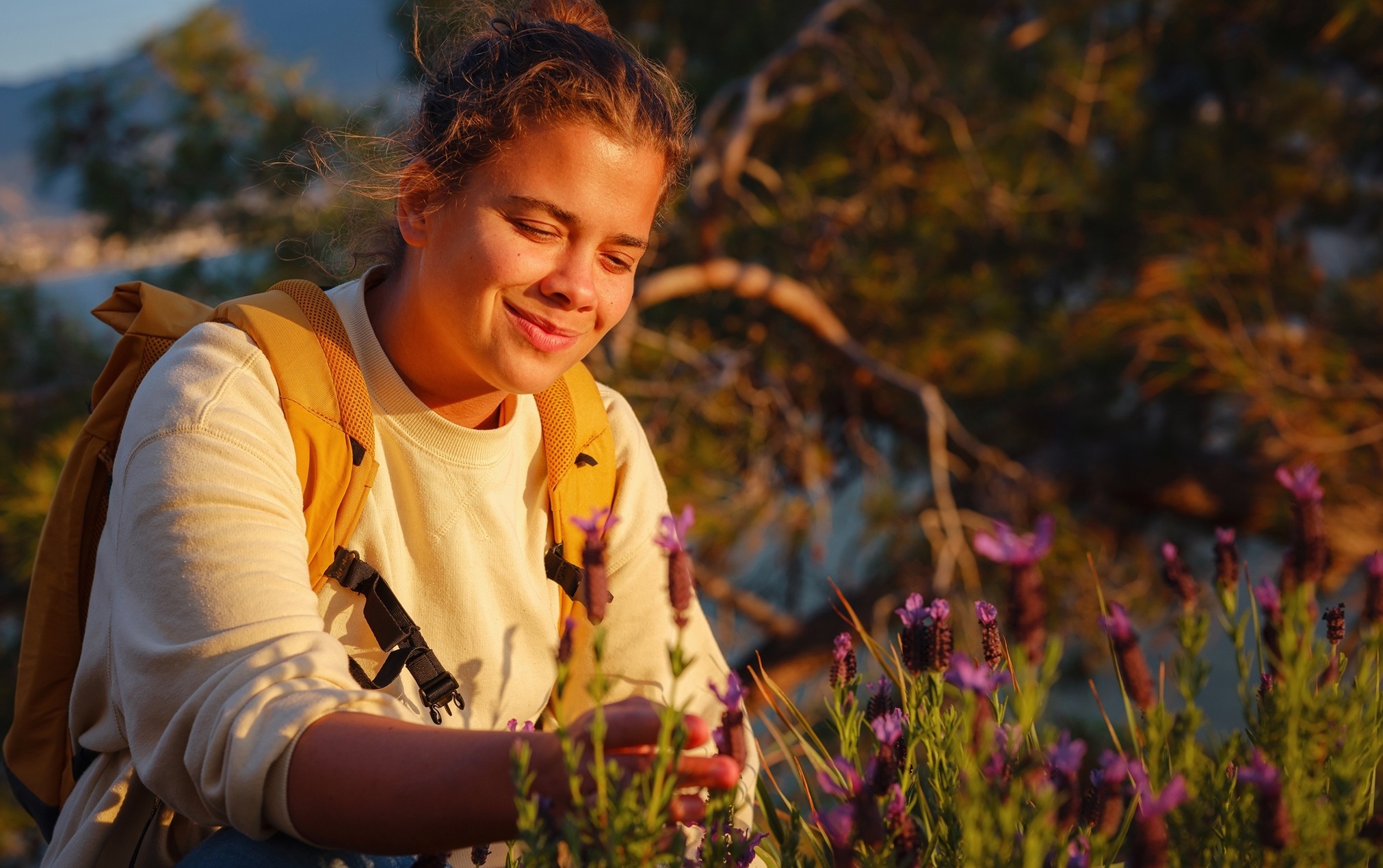 students exploring nature (National Geographic Learning, Oxford University Press)-2